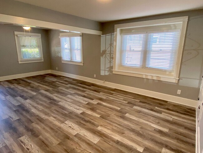 Building Photo - Charming 2 Bedroom Craftsman House w/Porch and Private Back Patio in Hillcrest