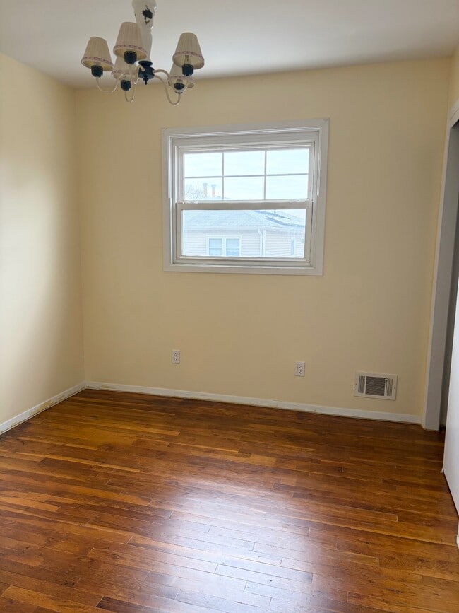 Building Photo - 107 Ebony St