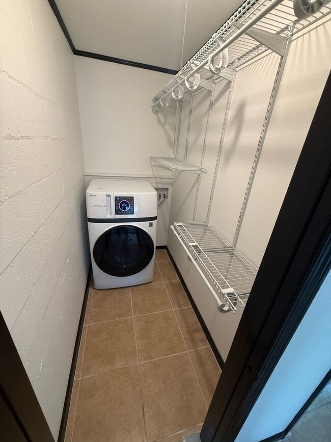 Building Photo - Cozy bungalow with in-unit washer and dryer near colleges
