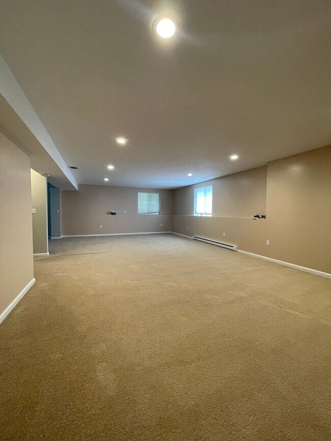 Building Photo - Four Bedroom Home in Applegate Neighborhood