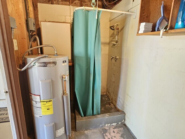 Building Photo - Venice Island – North of Venice Ave - Annual Single Family Home– Minutes from Venice Beach, Mains...