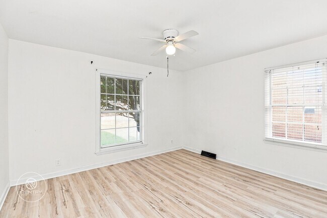 Building Photo - 3700 Driftwood Dr