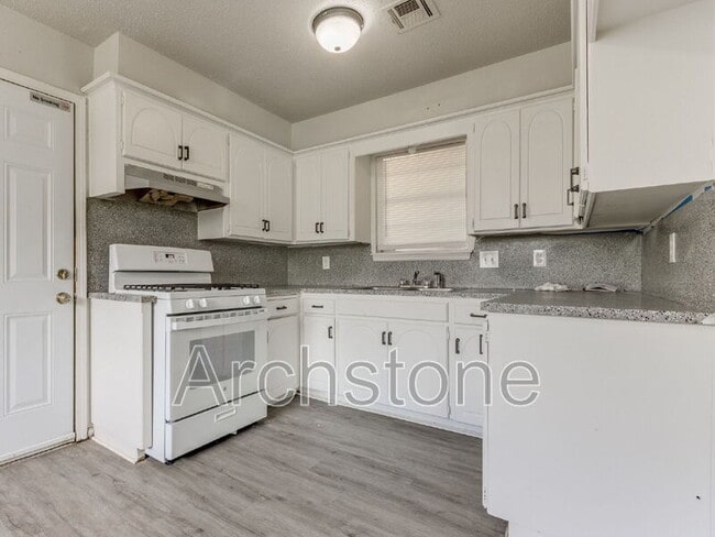 Building Photo - 4501 Meadowvale Dr