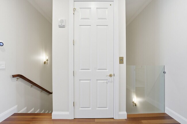 Building Photo - 921 Osceola Dr