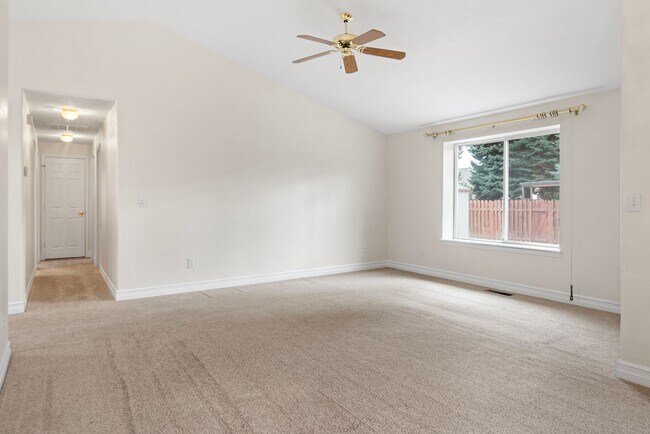 Building Photo - Beautiful 3-Bedroom Home with Large Fenced Yard – Available Now!