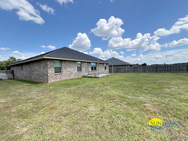Building Photo - Stunning 4 Bedroom Home in Willow Creek Pl...