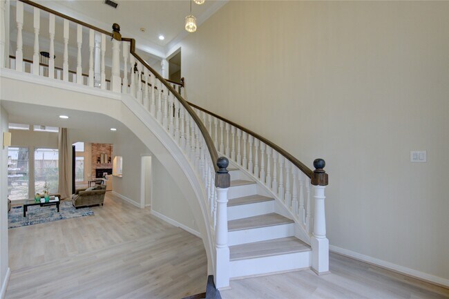 Building Photo - 714 Last Arrow Dr