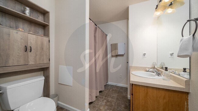 Building Photo - Country Living on 13.5 Acres