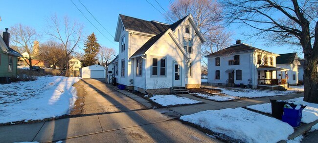 Primary Photo - 417 Origen St