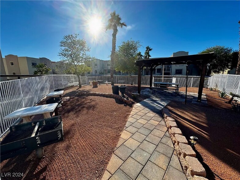 Primary Photo - 2056 Mesquite Ln