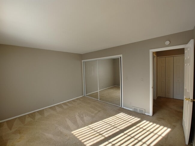 Building Photo - 25312 Shiawassee Cir