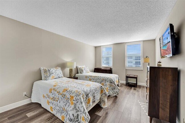 Building Photo - 1149 Hillsboro Mile