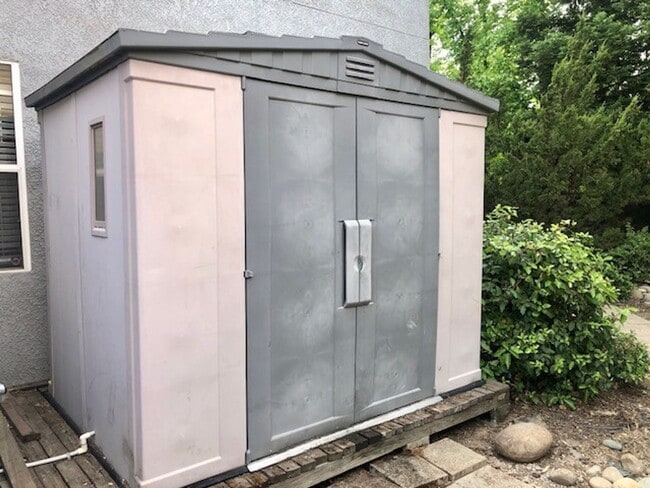 Building Photo - Spacious and beautiful 3 bedroom 2.5 bath ...
