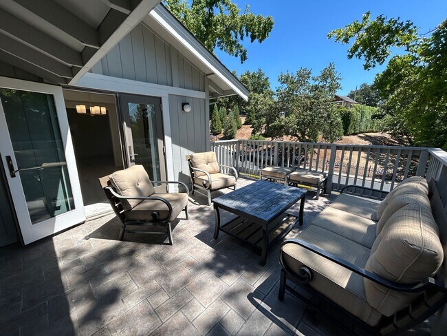 Building Photo - Must See Spacious Alamo 4BR Home with Remo...
