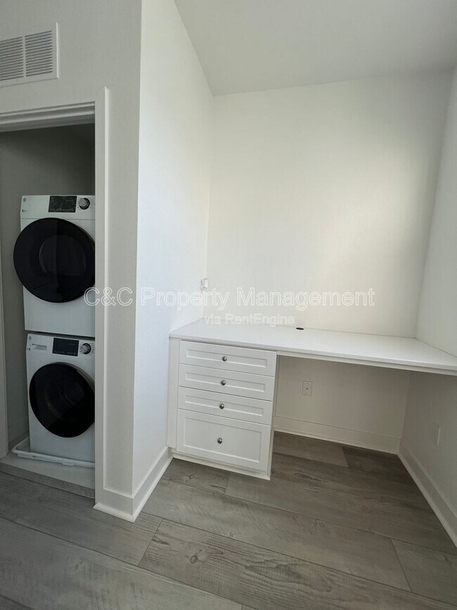 Building Photo - 374 Hansen Ter