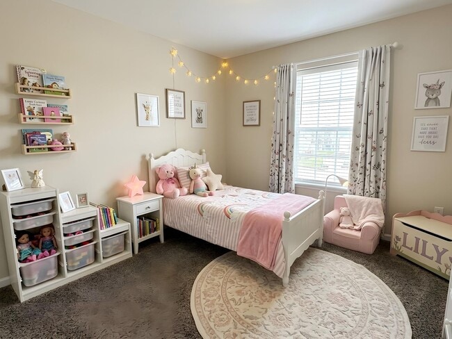 Building Photo - 3 Bedroom 2.5 Bathroom in York!