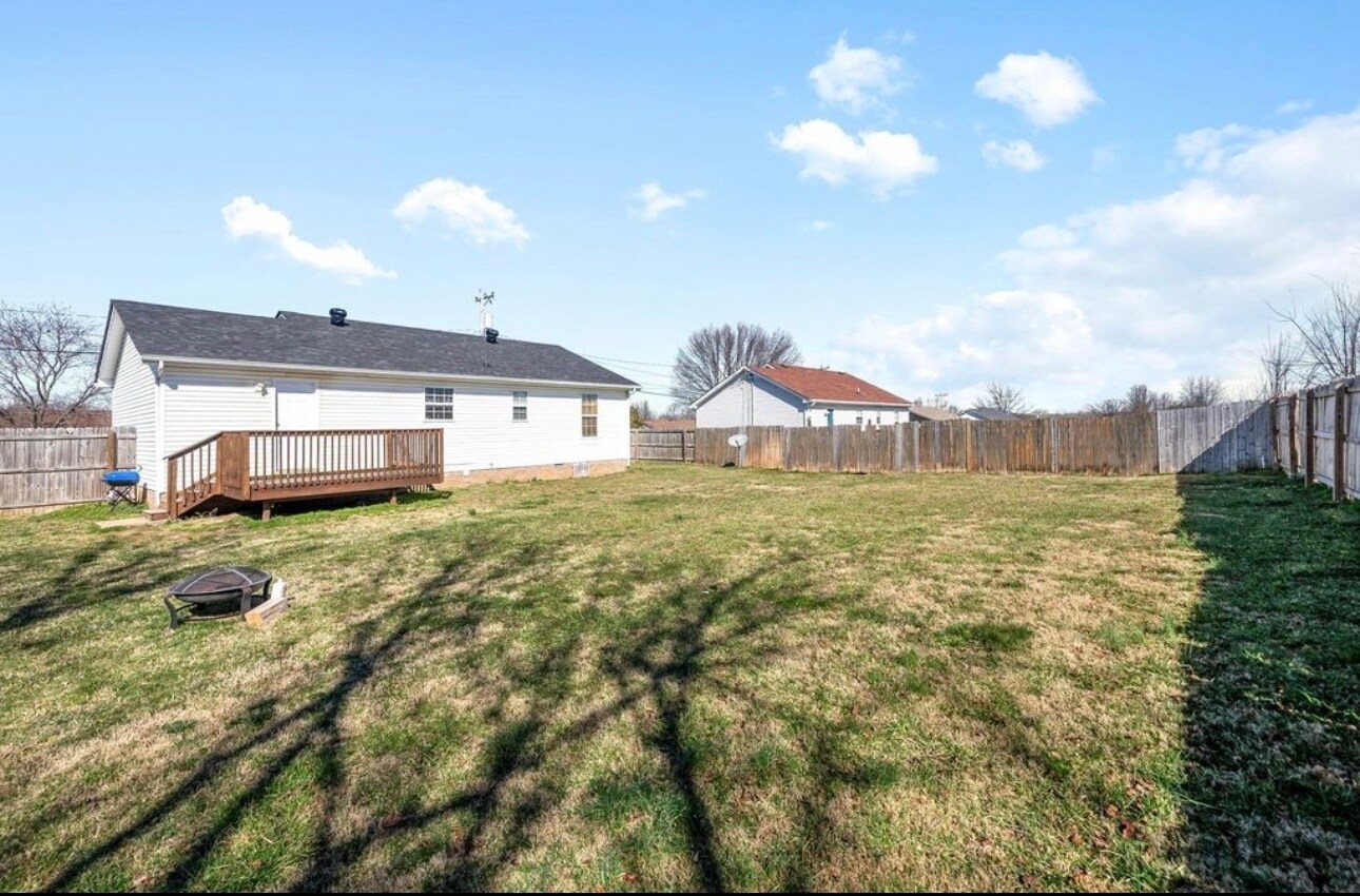 Building Photo - 1017 Bush Ave