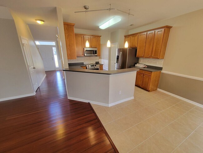 Building Photo - 4 Bedroom, 2.5 Bath Home Available in Hammett Grove Neighborhood