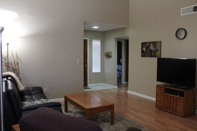 Building Photo - Cute Condo North Bakersfield