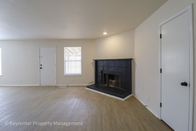 Building Photo - E 31st Ct Duplex