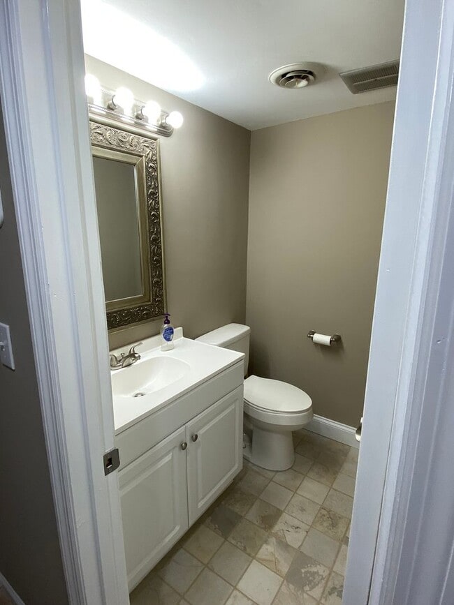 Building Photo - Nice 3BR Condo in Huntington Ridge