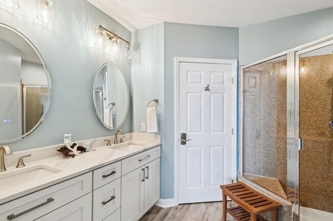 Building Photo - 9815 S Thomas Dr