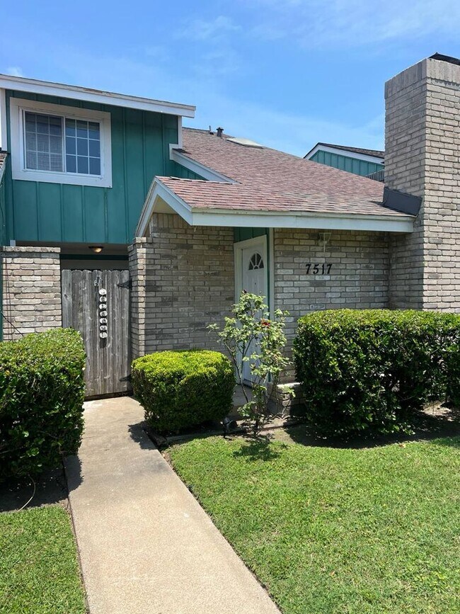 Primary Photo - Nice 2 story townhome for rent in quiet ne...