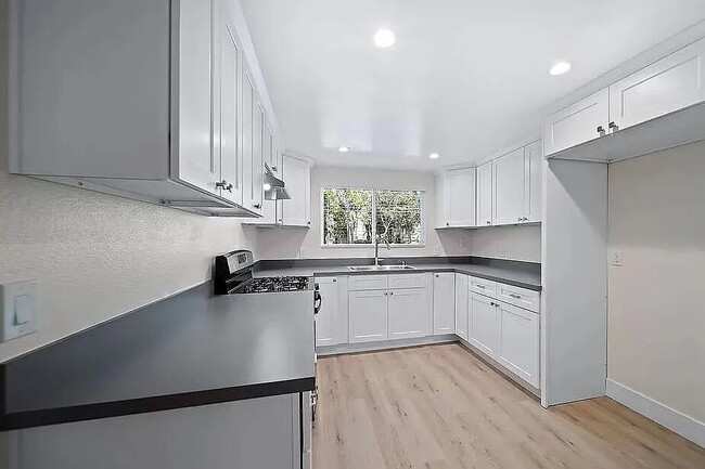 Building Photo - "Charming 3-Bed Townhouse with Granite Countertops & Hardwood Floors in Santa Ana!"