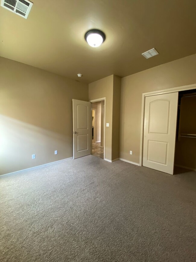 Building Photo - Gorgeous Home, New Carpet & Great Location!