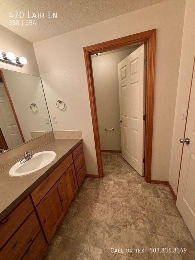 Building Photo - 470 Lair Ln