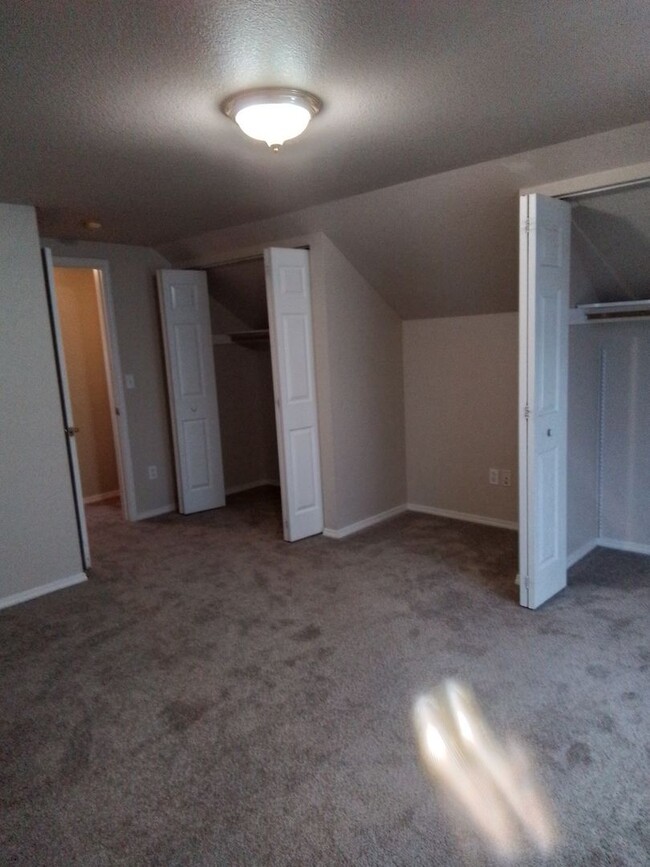 Building Photo - 4 bedroom: Super Clean with new carpet and...