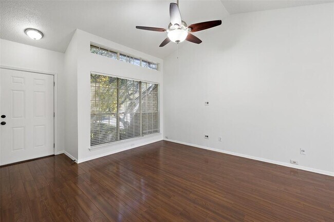 Building Photo - 1015 E Yager Ln