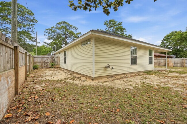 Building Photo - Renovated Home in Niceville!