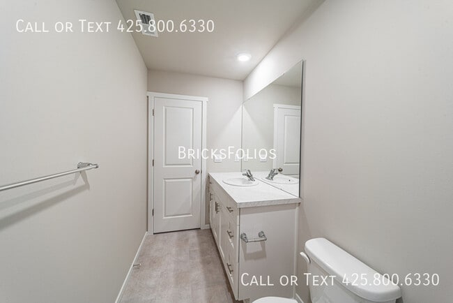 Building Photo - Comfortable Living in a Peaceful Bremerton...