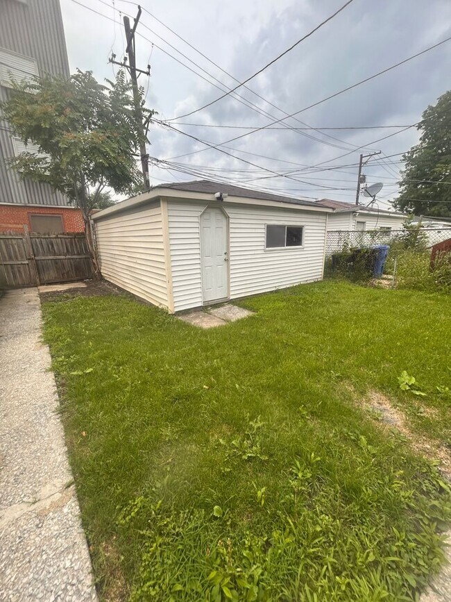 Building Photo - 8740 S Justine St