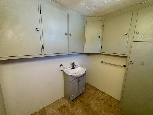 Building Photo - 6919 Deep Springs Rd