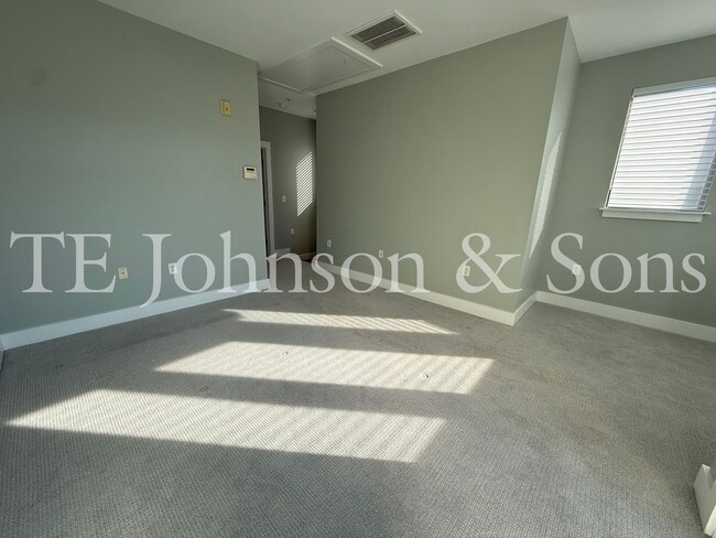 Building Photo - Modern Three Level Townhome in the Heart of Winston Salem