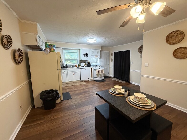 Building Photo - 1310 Davis Ave