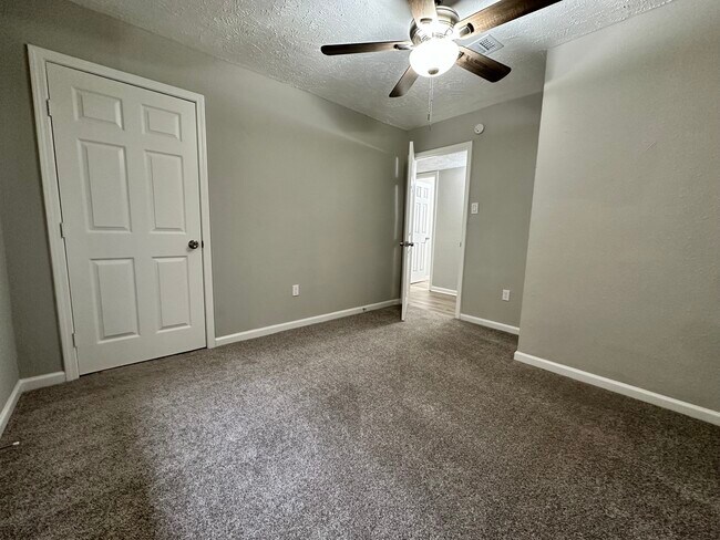Building Photo - 5822 Glenhurst Dr