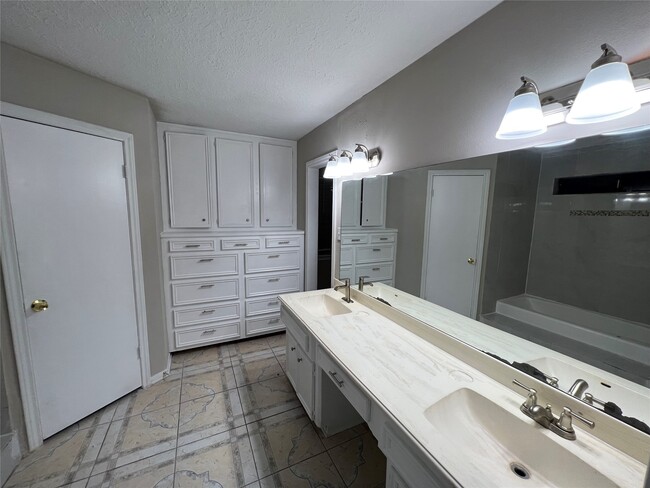 Building Photo - 15219 Paladora Dr