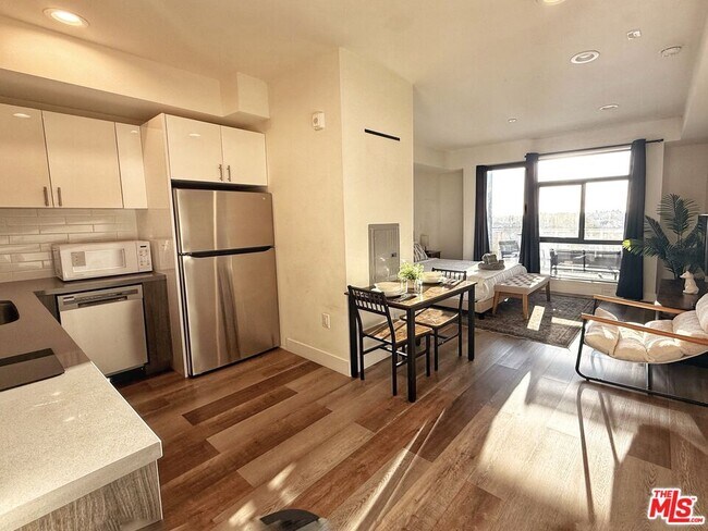 Building Photo - 723 S St Andrews Pl