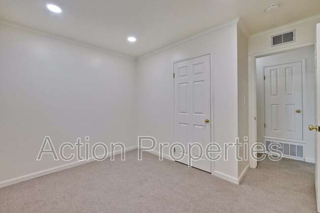 Building Photo - 1128 Kentwood Ave