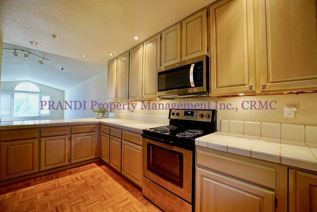 Building Photo - Sunny and Spacious 2Br Condo in Partridge ...