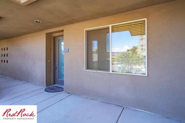 Building Photo - Remarkable 3 Bedroom Condo Next to Sunbroo...