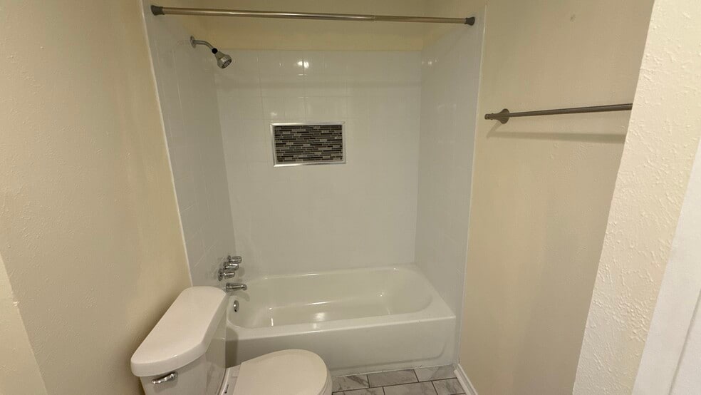 Tub/Shower - 313 Rita Dr