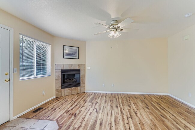 Building Photo - Check out this 2 bed 3 1/2 bath NOW!