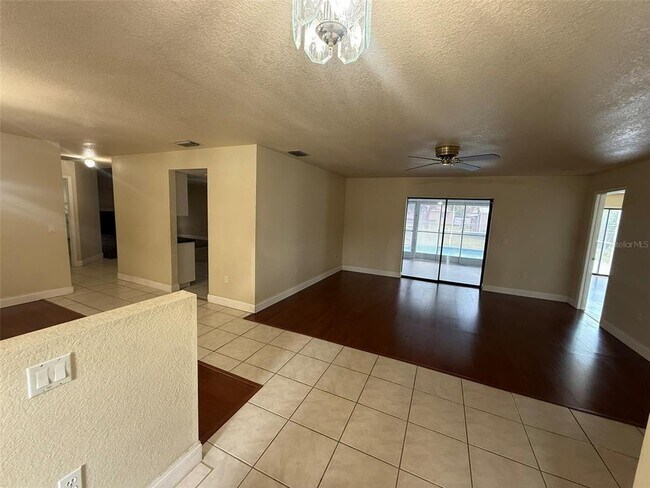 Building Photo - 1001 S Wapello St