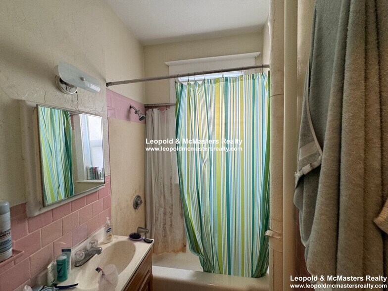 Building Photo - 8 Woodstock Ave