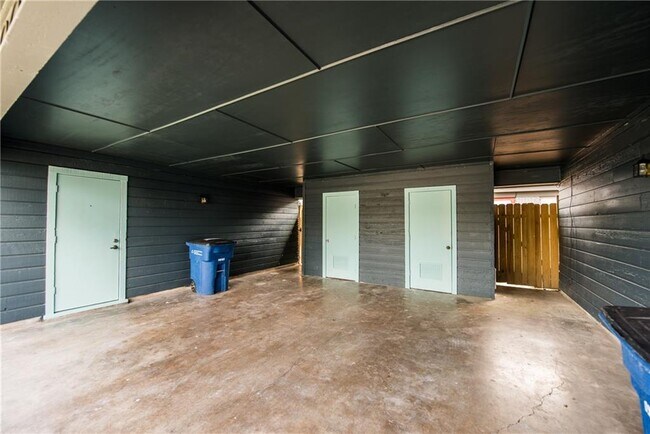 Building Photo - 1600 Parker Ln
