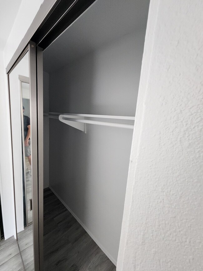 Building Photo - 702 N Paulina Ave